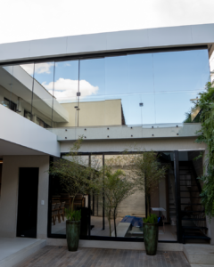 Manutenção e durabilidade do vidro temperado: dicas essenciais para prolongar a sua vida útil